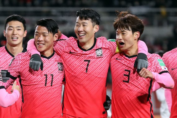 [뉴시스Pic] 2년 만에 만원관중… '황희찬 결승골' 축구대표팀, UAE에 1-0 승리