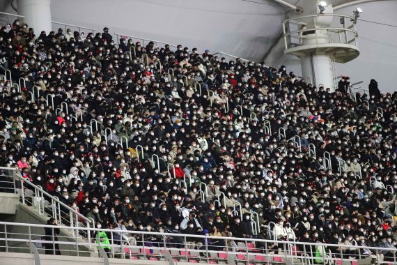 [뉴시스Pic] 2년 만에 만원관중… '황희찬 결승골' 축구대표팀, UAE에 1-0 승리