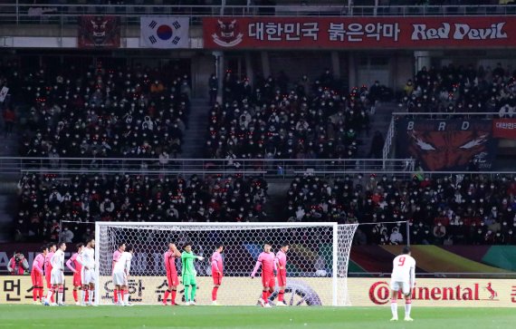 [뉴시스Pic] 2년 만에 만원관중… '황희찬 결승골' 축구대표팀, UAE에 1-0 승리