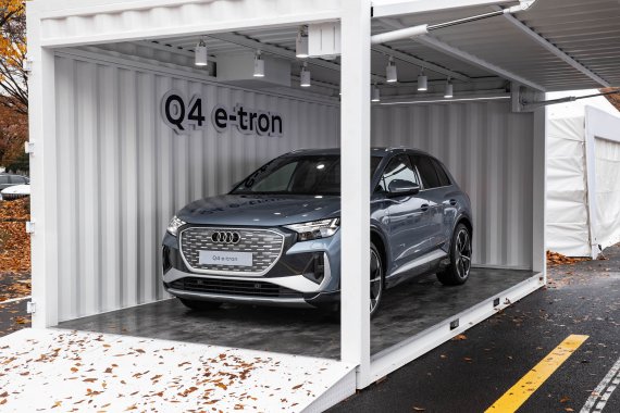 과천 서울대공원 주차장에 아우디 'Q4 e-트론'이 전시돼 있다. © 뉴스1