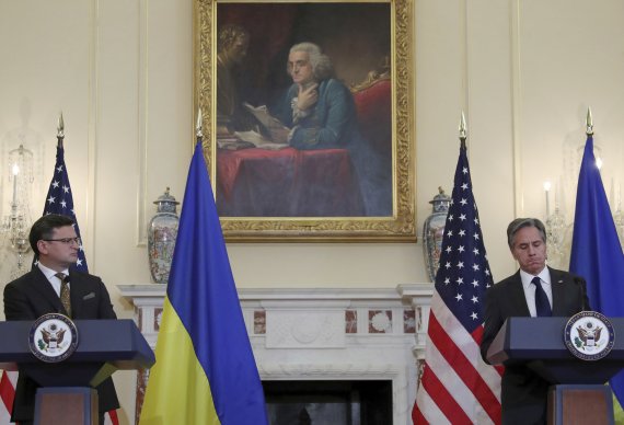 토니 블링컨 미 국무장관(오른쪽)이 드미트로 쿨레바 우크라이나 국무장관과 지난 11월 10일(현지시간) 회담을 마치고 기자회견 하고 있다. 사진=뉴시스