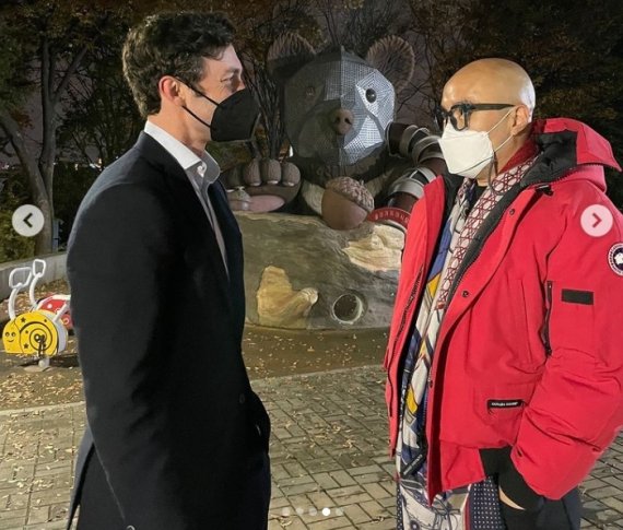 방송인 홍석천씨가 오소프 의원을 응시하며 코믹한 장면을 연출하고 있다.(주한미국대사관 인스타그램)© 뉴스1