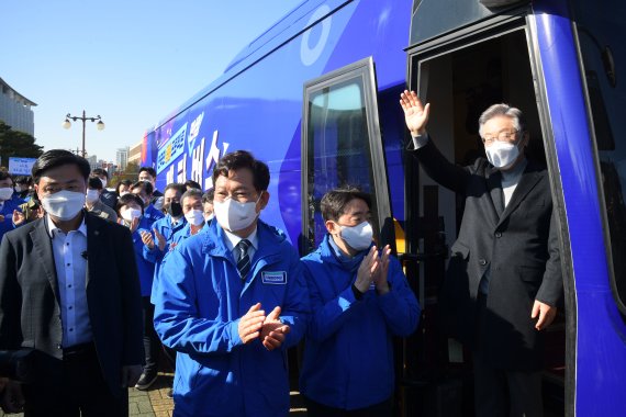 이재명 더불어민주당 대선 후보가 12일 오전 서울 여의도 국회에서 열린 매타버스(민생버스) 출발 국민보고회에서 출발을 앞두고 당직자들에게 인사하고 있다. 2021.11.12/뉴스1 © News1 구윤성 기자