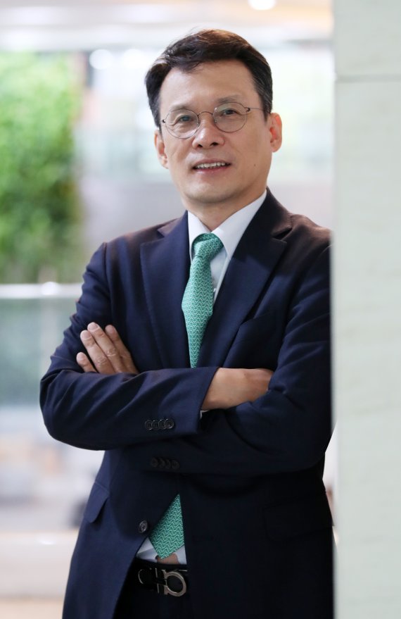 [서울=뉴시스] 고범준 기자 = '부자의 글씨' 저자이자 구본진 법무법인 로플렉스 대표변호사가 9일 오후 서울 중구 퇴계로 뉴시스 본사에서 인터뷰에 앞서 포즈를 취하고 있다. 2021.11.09. bjko@newsis.com