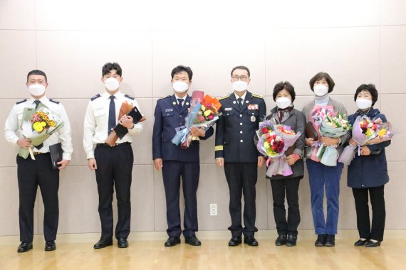 동료 해녀를 구한 공로로 하트세이버를 받은 김녕어촌계 이창협 간사와 해녀들이 기념촬영하고 있다(제주동부소방서 제공)© 뉴스1