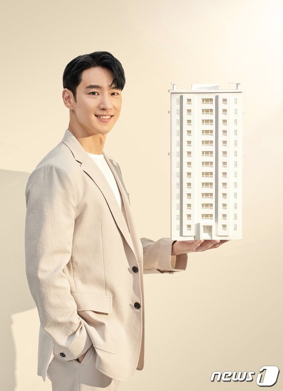 동문건설의 아파트 브랜드 광고 모델, 배우 이제훈.(제공=동문건설)© 뉴스1