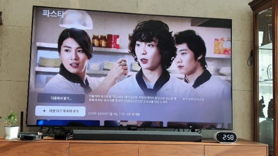 이선균이 나온 '파스타' 드라마를 들어가 '다음에서 열기' 메뉴를 선택하자 해당 드라마를 볼 수 있는 웨이브와 왓챠 중 보고싶은 OTT를 선택할 수 있었다. 2021.11.12./뉴스1 © News1 김정현