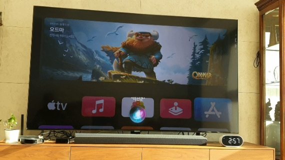 자체 오리지널 콘텐츠 '닥터브레인'의 주연인 배우 이선균의 경우 시리에게 '이선균 찾아줘'라고 말하니 이선균과 관련된 영화 드라마들을 카테고라이즈까지 해서 보여줬다. 2021.11.12./뉴스1 © News1 김정현