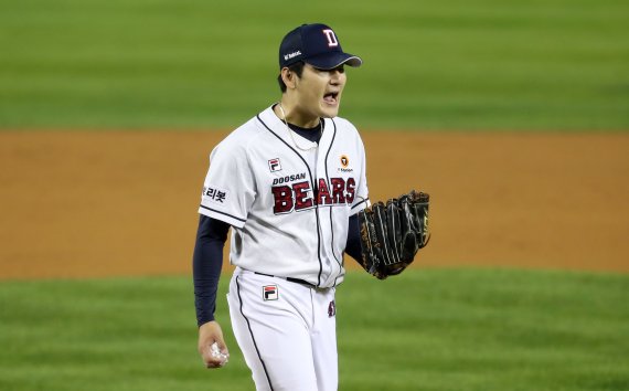 [서울=뉴시스] 이영환 기자 = 1일 오후 서울 송파구 잠실야구장에서 열린 2021 KBO 포스트시즌 와일드카드 결정 1차전 키움 히어로즈와 두산 베어스의 경기, 4회초 위기를 넘기고 수비를 마친 두산 선발 곽빈이 포효하고 있다. 2021.11.01. 20hwan@newsis.com
