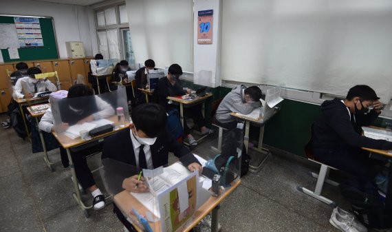 [서울=뉴시스] 이무열 기자 = 2022학년도 대학수학능력시험을 열흘 앞둔 지난 8일 오전 대구 남구 협성고등학교 3학년 교실에서 수험생들이 공부에 집중하고 있다. 2021.11.13. lmy@newsis.com