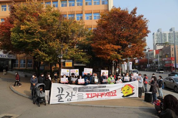 '꿀잠을 지키는 사람들' 대책위는 지난 4일 영등포구청 앞에서 기자회견을 열고 "역사적 공동체 공간인 꿀잠을 지켜달라"고 호소했다. 정부, 지자체 지원 없이 국내 최초로 설립된 비정규직노동자쉼터 꿀잠은 고 김용균 노동자의 어머니인 김미숙씨, 기노진 아시아나케이오 해고노동자 등이 방문해 생활한 공간이다 /사진=꿀잠 제공