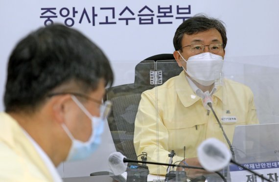 권덕철 보건복지부 장관이 12일 정부세종청사에서 열린 코로나19 중앙재난안전대책본부 회의에서 모두발언을 하고 있다. 2021.11.12/뉴스1 © News1 장수영 기자