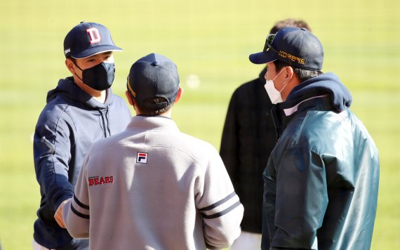 [서울=뉴시스] 고범준 기자 = 한국시리즈에 진출한 두산 베어스 김재환 선수가 12일 오후 서울 송파구 잠실야구장에서 동료들과 훈련을 하며 대화하고 있다. 오는 14일 KT와 두산은 서울 구로구 고척스카이돔에서 2021 KBO 한국시리즈(KS·7전 4선승제) 1차전을 치른다. 2021.11.12. bjko@newsis.com