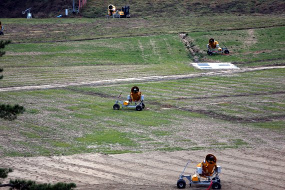 [평창=뉴시스] 김경목 기자 = 휘닉스 평창 스키장 개장을 한 달여 앞둔 7일 오후 강원 평창군 휘닉스 평창 슬로프에 인공 눈을 만드는 제설기가 설치돼 있다. 2021.11.07. photo31@newsis.com