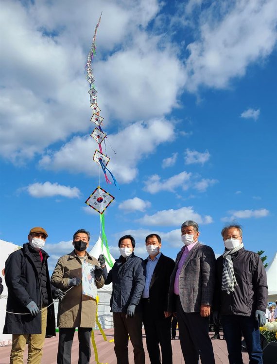 태안군 사구축제 및 솔향기 축제 메인 개막식 연날리기 행사 시연식이 지난 13일 개최됐다. 개막식 행사에서 태안군 가세로 군수(왼쪽 두번 째)와 리기태 방패연 명장(오른쪽 첫번째)이 관계자들과 수 백개의 전통연을 하늘 높이 올리고 있다.사진=한국연협회·리기태연보존회