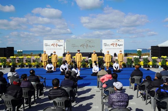 일제강점기의 해방을 맞는 포퍼먼스가 지난 13일 태안군 신두리 사구축제 및 솔향기 축제장에서 열렸다. 사진=한국연협회·리기태연보존회