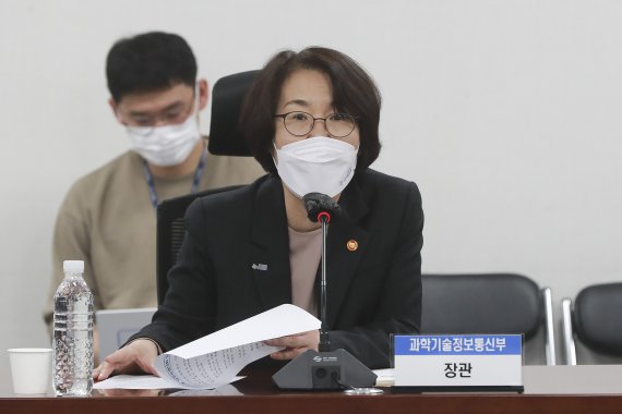 [서울=뉴시스] 최진석 기자 = 임혜숙 과학기술정보통신부 장관이 10일 오전 서울 여의도 국회 의원회관에서 열린 우주개발 진흥 당정협의에서 발언을 하고 있다. (공동취재사진) 2021.11.10. photo@newsis.com