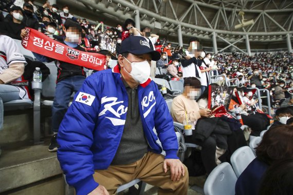 윤석열 국민의힘 대선 후보가 14일 프로야구 한국시리즈(KS) 1차전 경기가 열리는 서울 구로구 고척스카이돔을 찾아 관람하고 있다. 2021.11.14/뉴스1 © News1 국회사진취재단