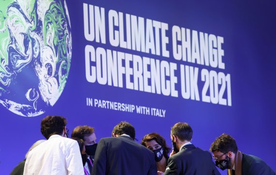 FILE PHOTO: Delegates talk during the UN Climate Change Conference (COP26) in Glasgow, Scotland, Britain November 13, 2021. REUTERS/Yves Herman/File Photo /REUTERS/뉴스1 /사진=뉴스1 외신화상