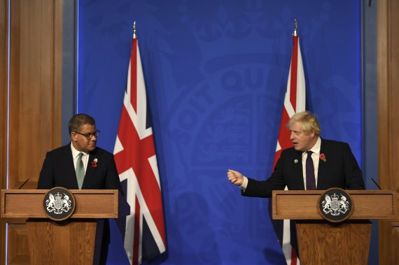 14일(현지시간) 영국 런던의 총리관저에서 보리스 존슨 영국 총리(오른쪽)와 제 26차 유엔 기후협약당사국총회(COP26)에서 의장을 맡았던 알록 샤르마가 공동 기자회견을 하고 있다.AP뉴시스