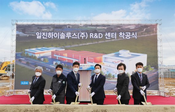 지난 11일 전북 완주 일진하이솔루스 R&D센터 착공식에서 안홍상 일진하이솔루스 대표(왼쪽 세번째), 신원식 전라북도 정무부지사(왼쪽 네번째) 등 참석자들이 첫 삽을 뜨고 있다. 일진하이솔루스 제공.
