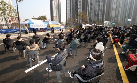 문화재청 명령으로 공사가 중단된 아파트단지 입주예정자들이 14일 오후 인천 서구 원당동 검단신도시에서 건설사 관계자와 간담회를 하고 있다. 2021.11.14/뉴스1 © News1 정진욱 기자