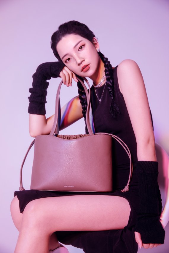 가상 인간 '로지' 효과…화보 속 '레니백' 인기 - 파이낸셜뉴스