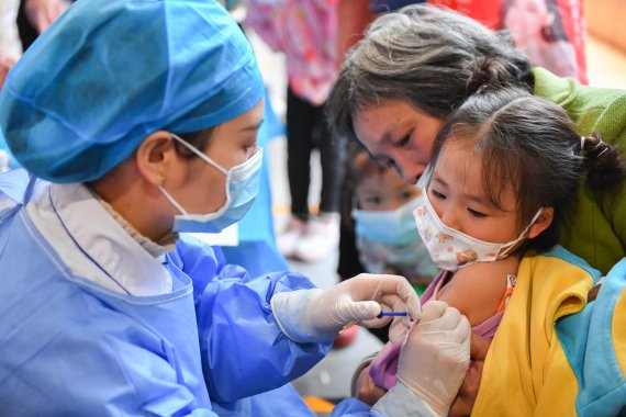 중국 허난성 융저우 링링구에 있는 코로나19 접종센터에서 4일 어린이가 백신을 맞고 있다. 사진=신화통신/뉴시스