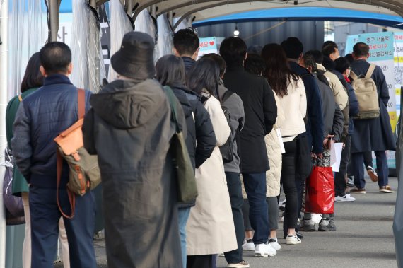 15일 오전 서울 중구 서울역광장에 마련된 코로나19 임시선별진료소에서 시민들이 검사를 받기 위해 기다리고 있다. 뉴스1 제공.