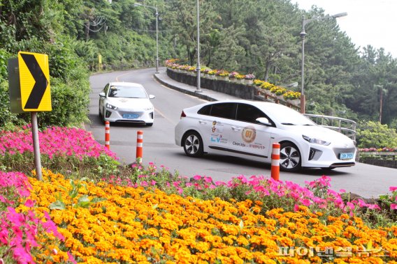 외국인 관광객의 제주 렌터카 여행 [사진=제주관광공시 제공]