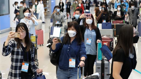 [인천공항=뉴시스] 이영환 기자 = 15일 오전 인천국제공항 제2여객터미널을 통해 싱가포르 관광업계 및 미디어 팸투어단이 입국하고 있다. 이들은 이날부터 한국-싱가포르간 여행안전권역(Vaccinated Travel Lane) 시행에 따라 입국한 관광객들로 코로나19 이후 국내를 찾은 첫 외국인 관광객이다. 2021.11.15. 20hwan@newsis.com