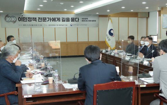 15일 법무부 대회의실에서 열린 '지속 가능한 국가 발전을 위한 이민정책 방향' 대톤론회에서 박범계 법무부 장관(오른쪽)이 발언하고 있다.