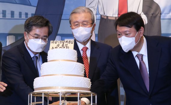 (서울=뉴스1) 국회사진취재단 = 장외 대선 주자인 김동연 전 경제부총리(왼쪽부터), 국민의힘 김종인 전 비상대책위원장, 윤석열 대선 후보가 15일 오전 서울 용산구 그랜드 하얏트 서울에서 열린 '만화로 읽는 오늘의 인물이야기 ‘비상대책위원장-김종인' 출판기념회에서 케이크 커팅식을 하고 있다. 2021.11.15/뉴스1 /사진=뉴스1화상