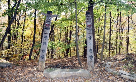 괴산군과 경북 문경시 경계를 이루는 연풍새재 '과거길'에도 수험생과 학부모의 발길이 이어지고 있다.© 뉴스1