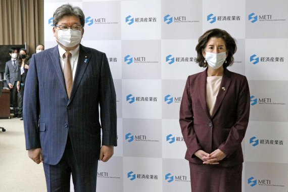 지난해 11월 지나 러몬드 미국 상무장관(오른쪽)이 일본 도쿄를 방문했을 당시, 일본 경제산업성에서 하기우다 고이치 일본 경산상과의 면담에 앞서 기념촬영을 하는 모습. 하기우다 경산상은 지난 2일 미국을 방문, 6개월 만에 러몬드 장관과 회담을 실시한다. AP뉴시스