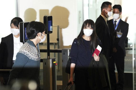 [도쿄(일본)=AP/뉴시스]지난 14일 일본의 마코 공주가 남편인 고무로 게이와 함께 하네다 공항에서 미국 뉴욕행 비행기에 탑승하기 위해 이동하고 있다. 2021.11.15.