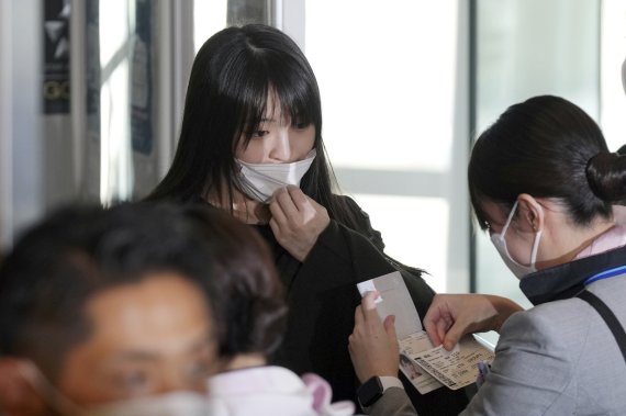[도쿄(일본)=AP/뉴시스]지난 14일 일본 마코 공주가 도쿄 하네다 공항에서 미국 뉴욕행 비행기 탑승을 위해 여권과 비행기표를 검사 받고 있다. 2021.11.15.