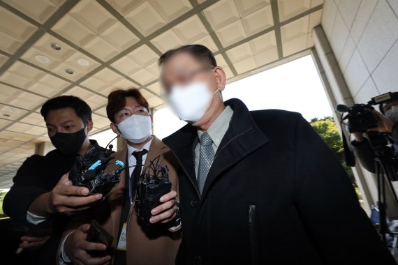 황무성 성남도시개발공사 전 사장이 24일 오후 경기 성남시 대장동 개발 특혜 의혹 관련 검찰 참고인 신분 조사를 받기위해 서초구 서울중앙지방검찰청(중앙지검)으로 들어서고 있다. 2021.10.24/뉴스1 © News1 박세연 기자