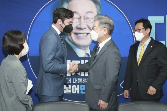 이재명 더불어민주당 대선 후보가 12일 서울 여의도 중앙당사에서 존 오소프 미 상원의원을 접견하고 있다. /사진=뉴시스
