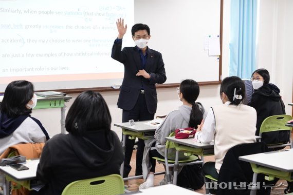 제주 서귀포시 고교 31명 집단감염…수능 이후도 불안