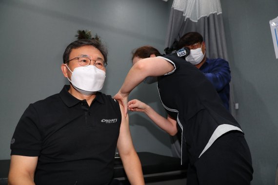 권덕철 보건복지부 장관이 15일 세종시의 한 의료기관에서 추가접종을 받고 있다.© 보건복지부 제공 /사진=뉴스1