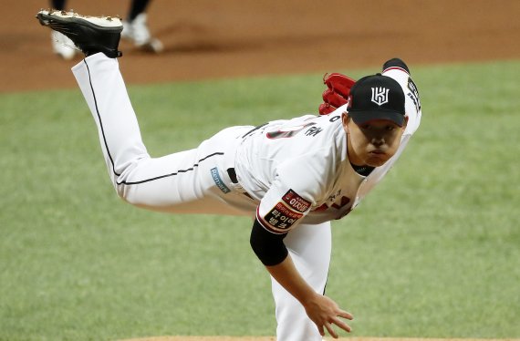 [서울=뉴시스] 홍효식 기자 = 15일 오후 서울 구로구 고척스카이돔에서 열린 2021 KBO 포스트시즌 한국시리즈 2차전 두산 베어스와 KT 위즈의 경기, 1회초 KT 선발투수 소형준이 역투하고 있다. 2021.11.15. yesphoto@newsis.com