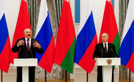 블라디미르 푸틴(오른쪽) 러시아 대통령이 2021년 9월9일 모스크바 크렘린궁에서 알렉산더 루카센코 벨라루스 대통령과 정상회담 후 기자회견을 연 모습. © 로이터=뉴스1 © News1 최서윤 기자