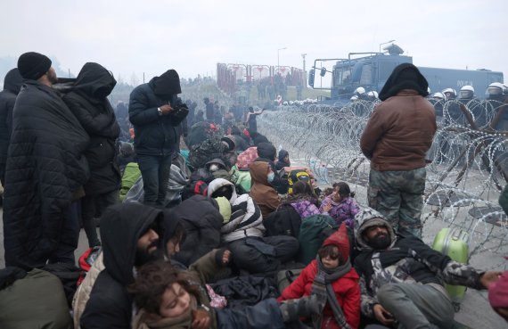 독일 등 유럽연합(EU) 국가로 향하던 중동 출신 난민들이 2021년 11월15일(현지시간) 벨라루스-폴란드 국경 지대에서 국경을 넘으려다 폴란드 경찰과 대치하고 있다. © 로이터=뉴스1 © News1 최서윤 기자
