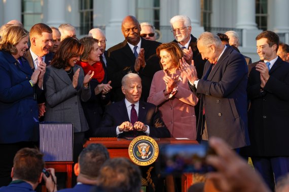 조 바이든 미국 대통령이 15일(현지시간) 미 워싱턴DC 백악관에서 1조달러 인프라 투자 법안에 서명한 후 박수를 받고 있다.로이터뉴스1