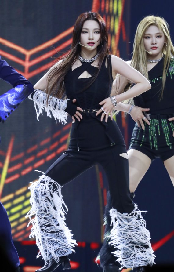 [뉴스1 ★]카리나, 데뷔 후 첫 대면무대,,,‘팬들 난리났네 난리났어’