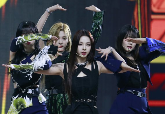 [뉴스1 ★]카리나, 데뷔 후 첫 대면무대,,,‘팬들 난리났네 난리났어’