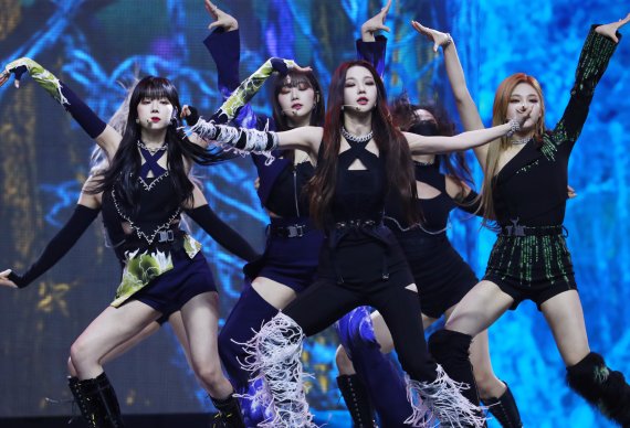 [뉴스1 ★]카리나, 데뷔 후 첫 대면무대,,,‘팬들 난리났네 난리났어’