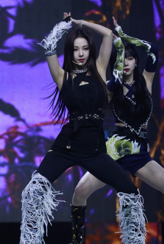 [뉴스1 ★]카리나, 데뷔 후 첫 대면무대,,,‘팬들 난리났네 난리났어’