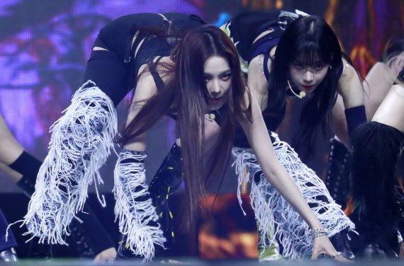 [뉴스1 ★]카리나, 데뷔 후 첫 대면무대,,,‘팬들 난리났네 난리났어’